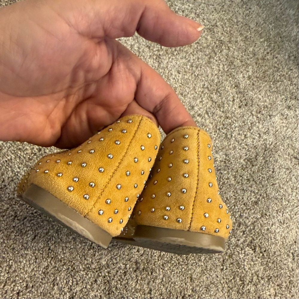 Steve Madden Yellow Studded Women's Flats - Picture 8 of 11